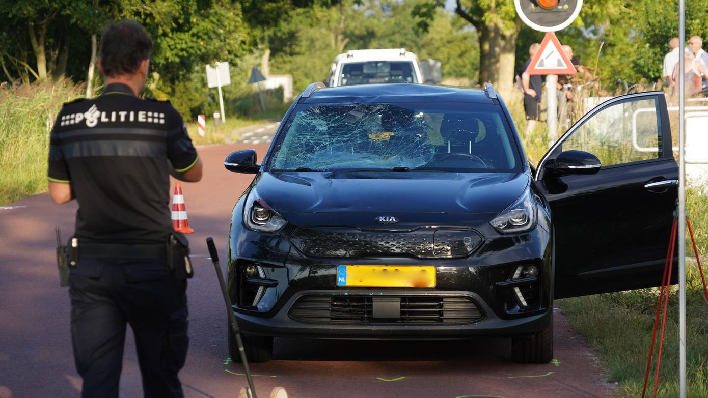 Ernstig ongeval tussen wielrenner en auto in Groningse Enumatil (Video)