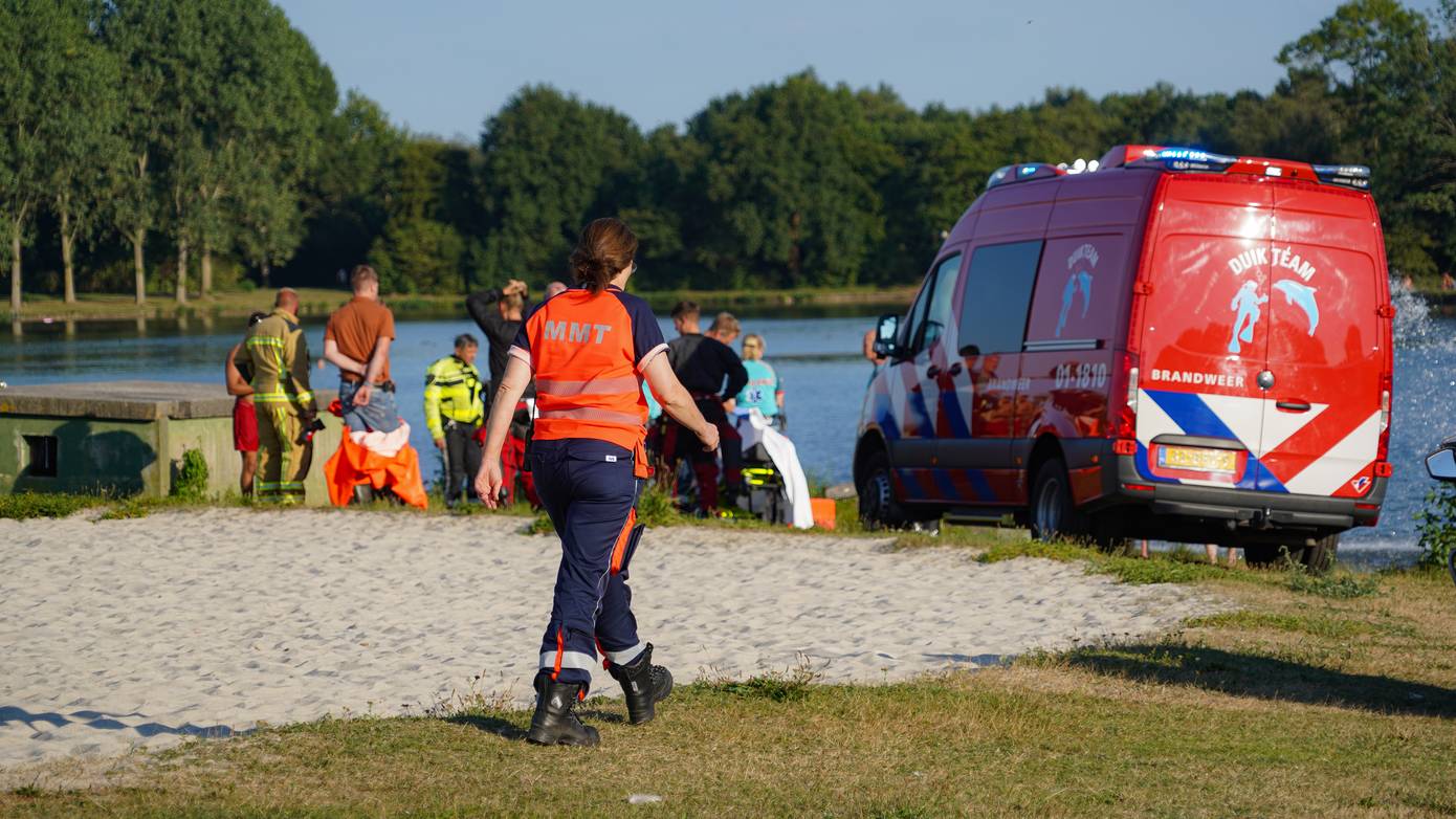 Man door omstanders uit water gered; traumahelikopter landt (Video)