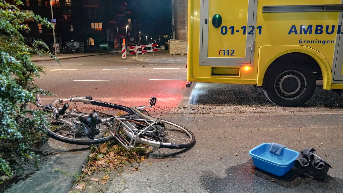 Fietser gewond naar ziekenhuis na aanrijding met automobilist in Groningen