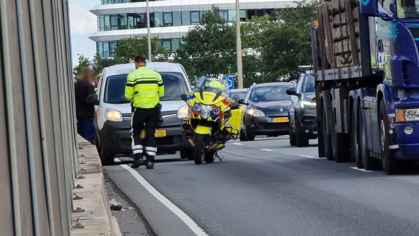 File door kop-staartbotsing op de N7 in Groningen