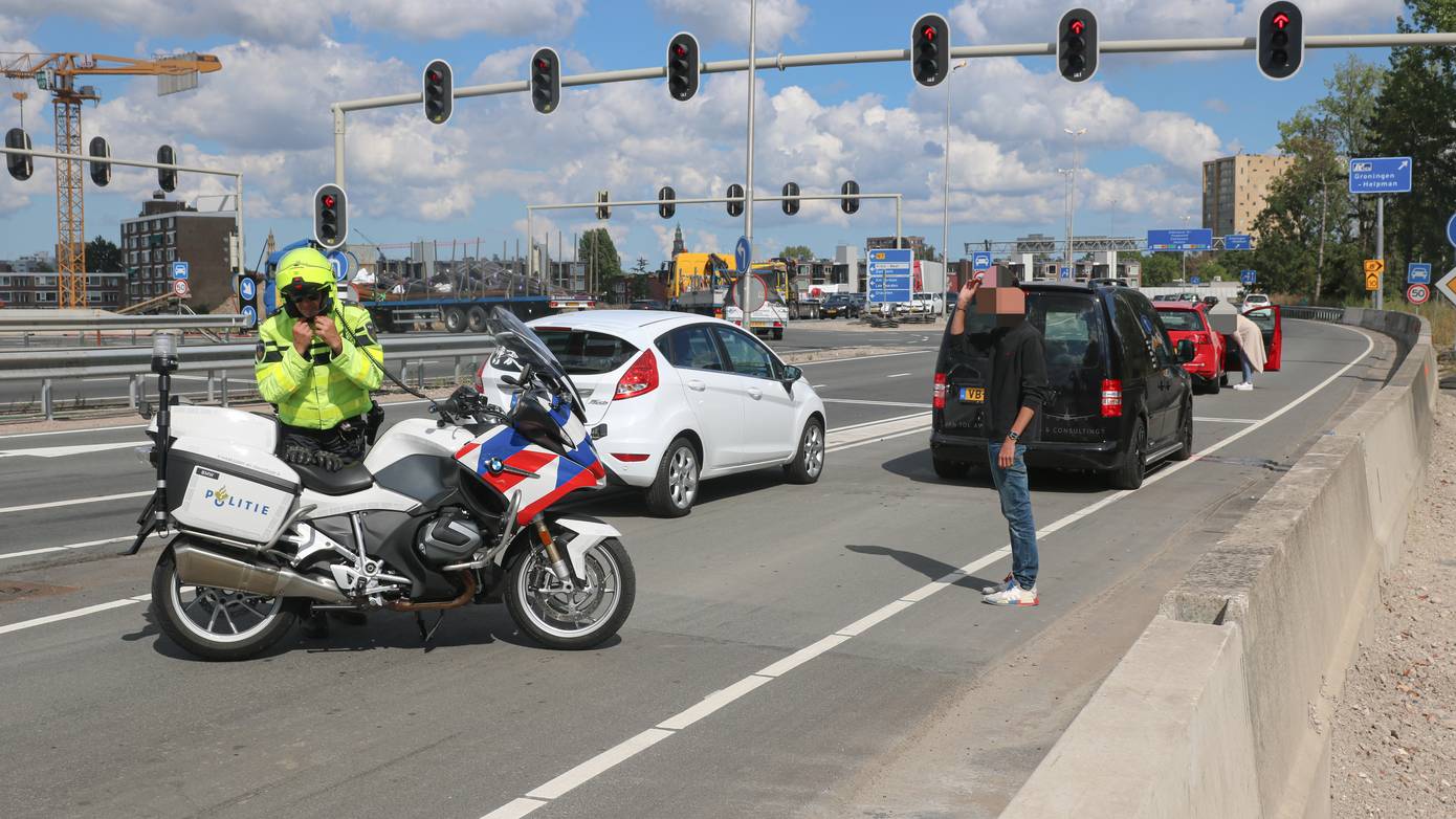 Kop-staartbotsing tussen twee auto’s bij Julianaplein