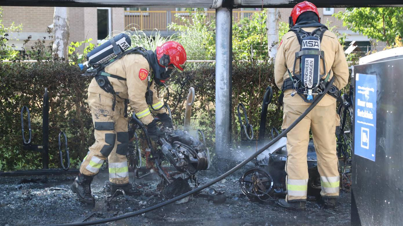 Twee scooters verwoest bij brand op station Haren (Video)