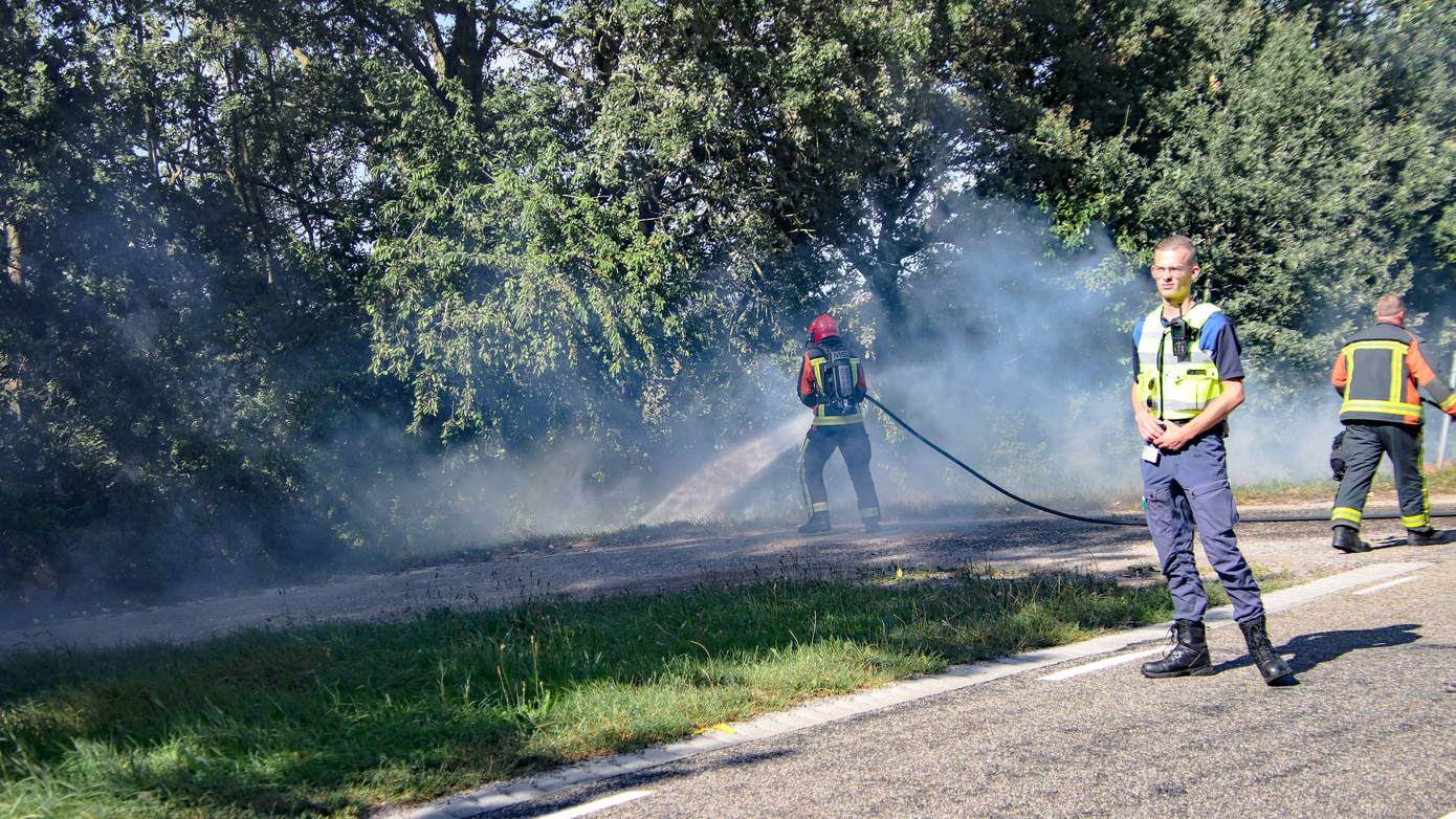 Brandweerlieden blussen bermbrand in Stadskanaal