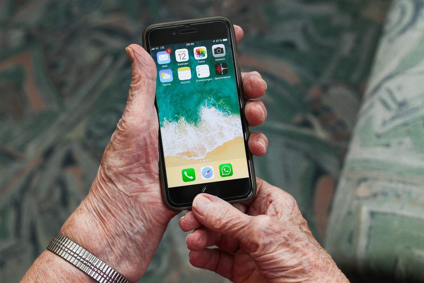 Eenzame ouderen vallen massaal terug op internet voor communicatie, maar dat kan niet altijd