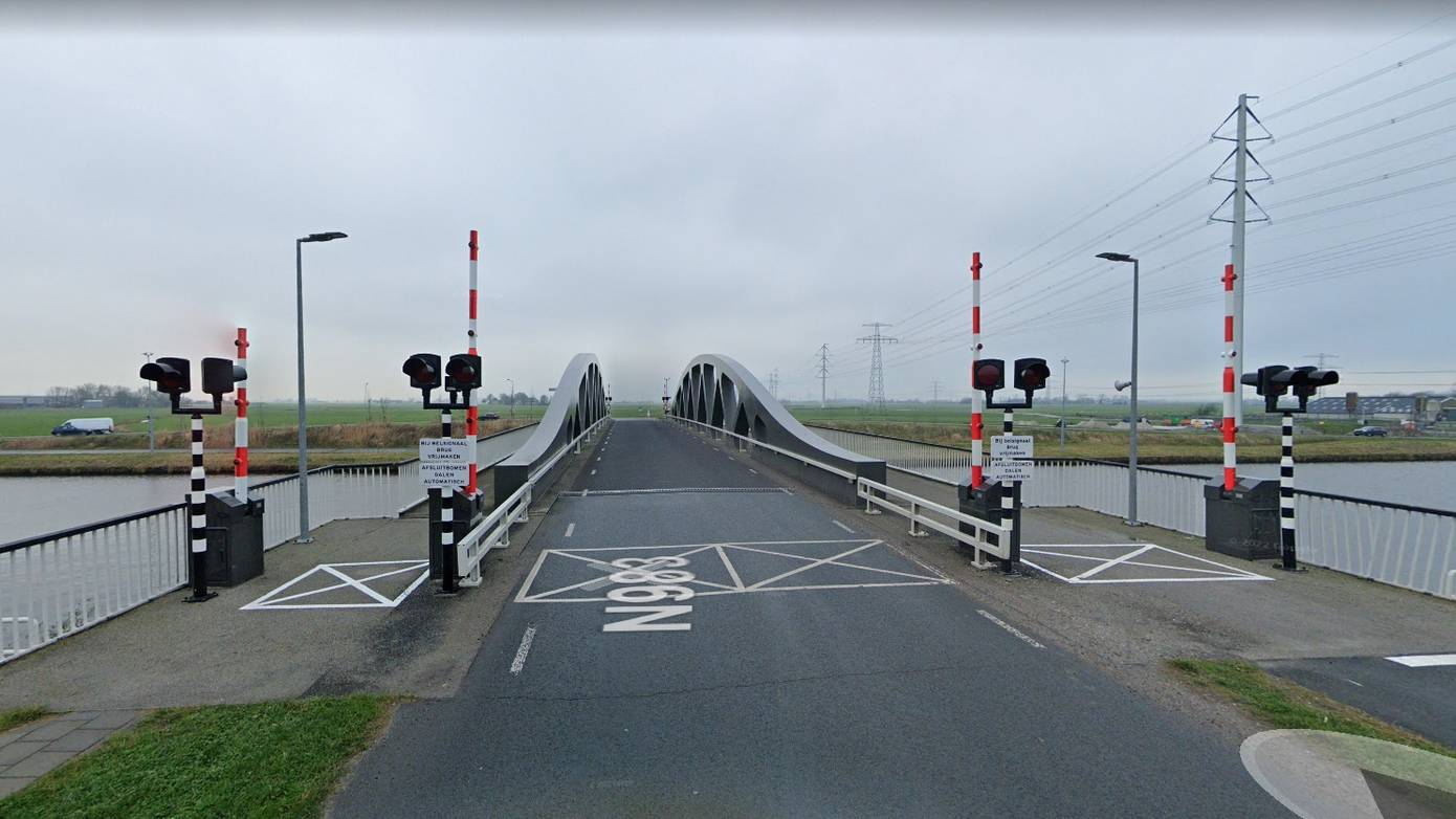 Brug bij Aduard in storing; verkeer moet omrijden