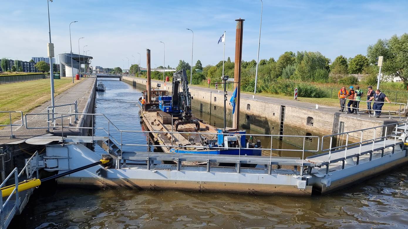 Sluisdeuren van Oostersluis sluiten niet door grote stenen