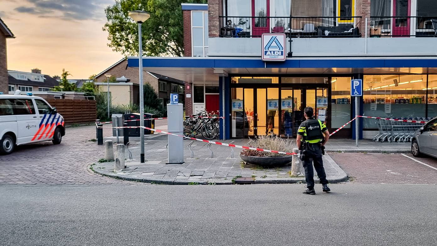 Politie start zoekactie naar man wegens melding van overval op supermarkt