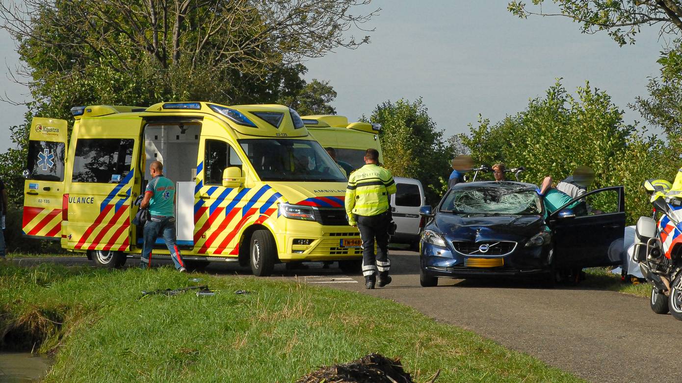 Fietser (54) overleden en automobilist gewond bij ernstig ongeval (Video)