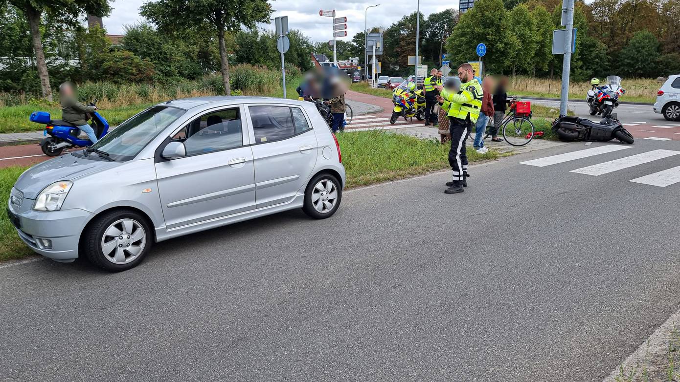 Scooterrijder gewond bij botsing met auto in Groningen (Video)