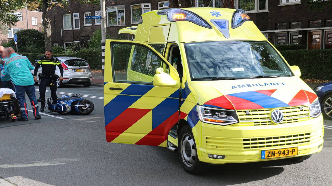 Scooterrijder gewond bij aanrijding met auto in Groningen