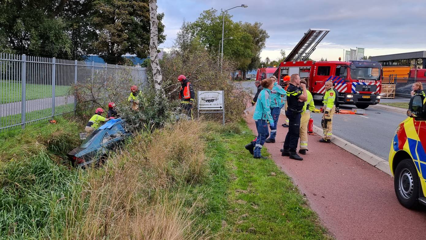 Automobilist vliegt uit de bocht en raakt bekneld 