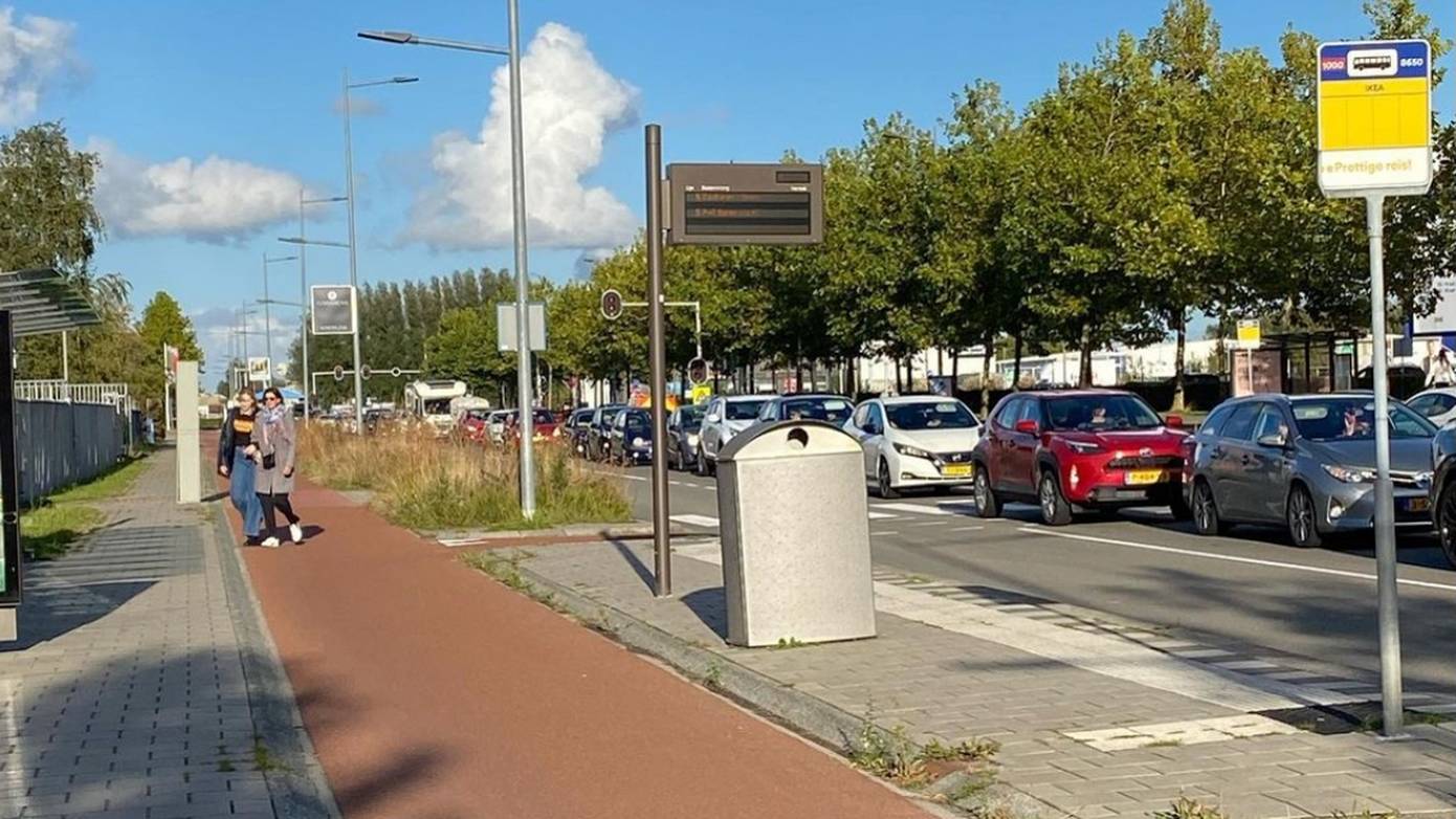 Politie bekeurt meerdere bestuurders voor rijden over busstrook tijdens verkeersdrukte