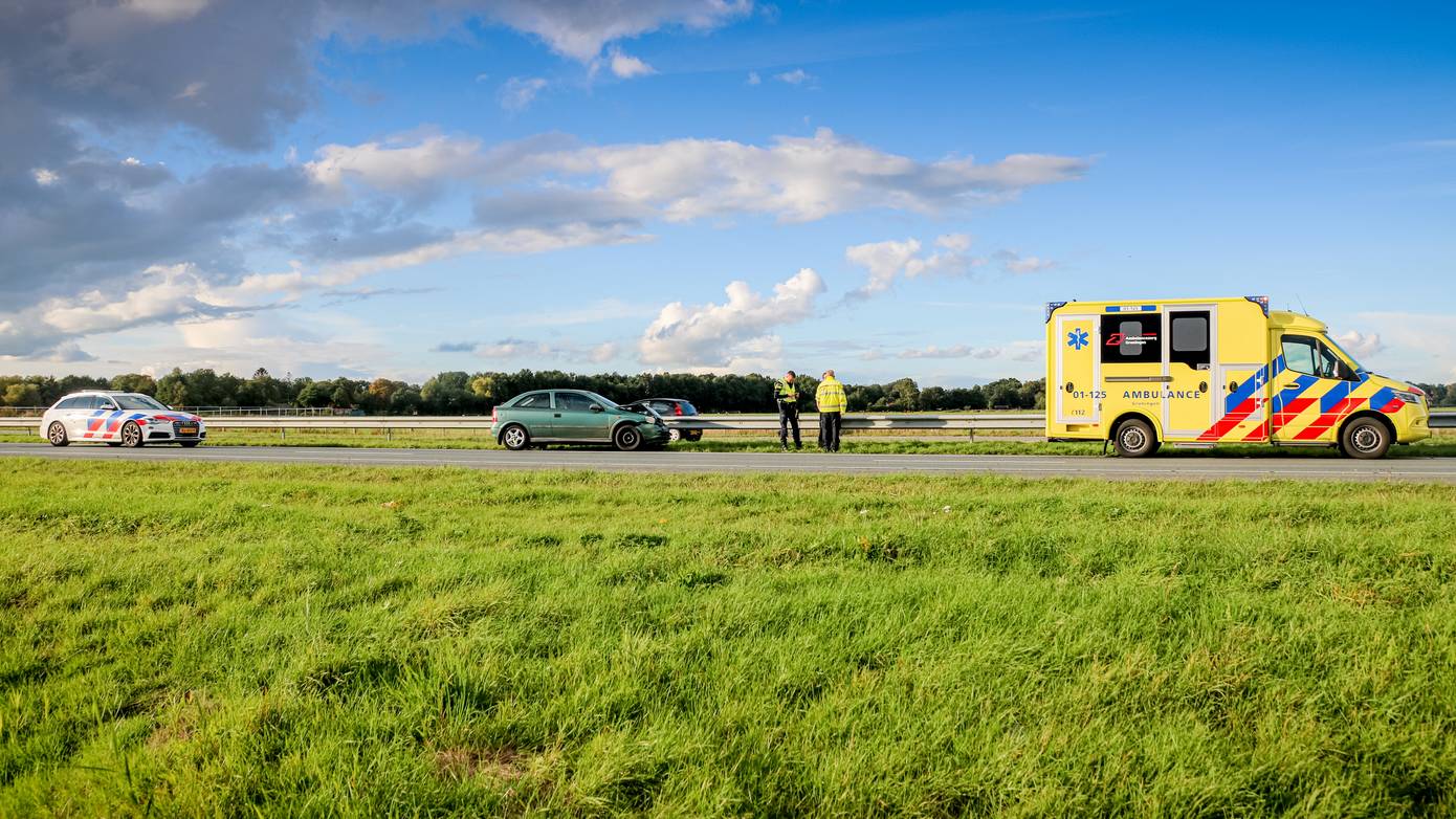 Kop-staartbotsing tussen twee auto’s op de A7 