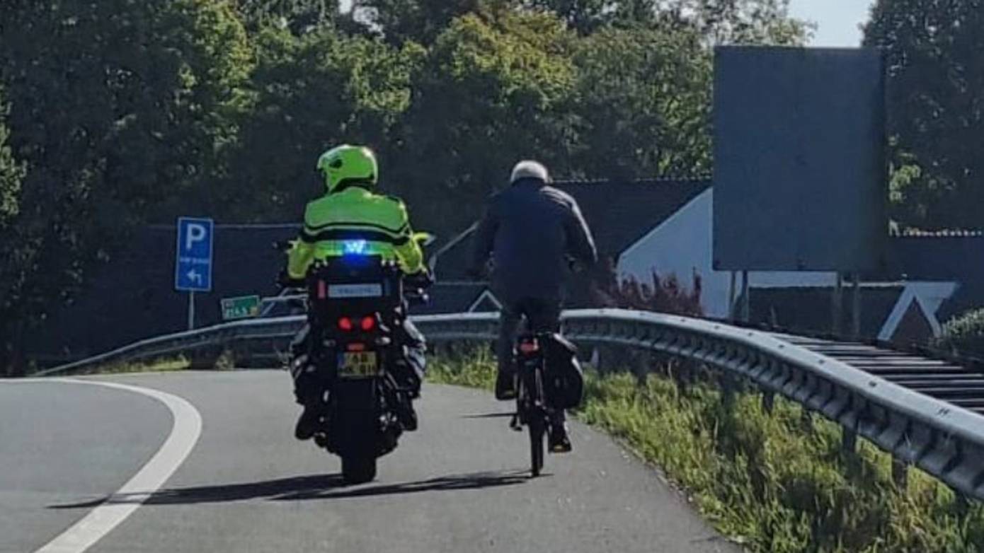 Politie haalt oudere man met Alzheimer op fiets van de snelweg A7 af