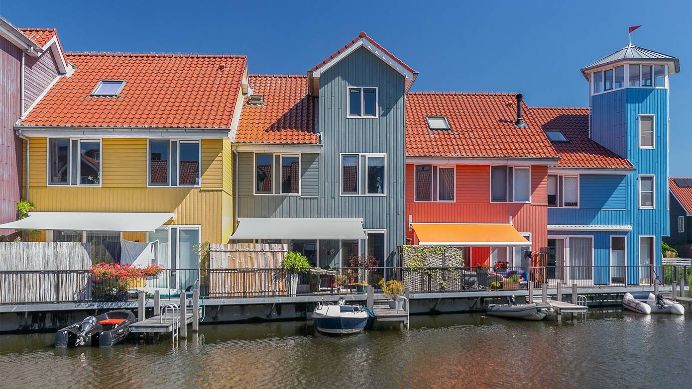 Te koop in Groningen; Pierwoning met vier slaapkamers gelegen aan vaarwater