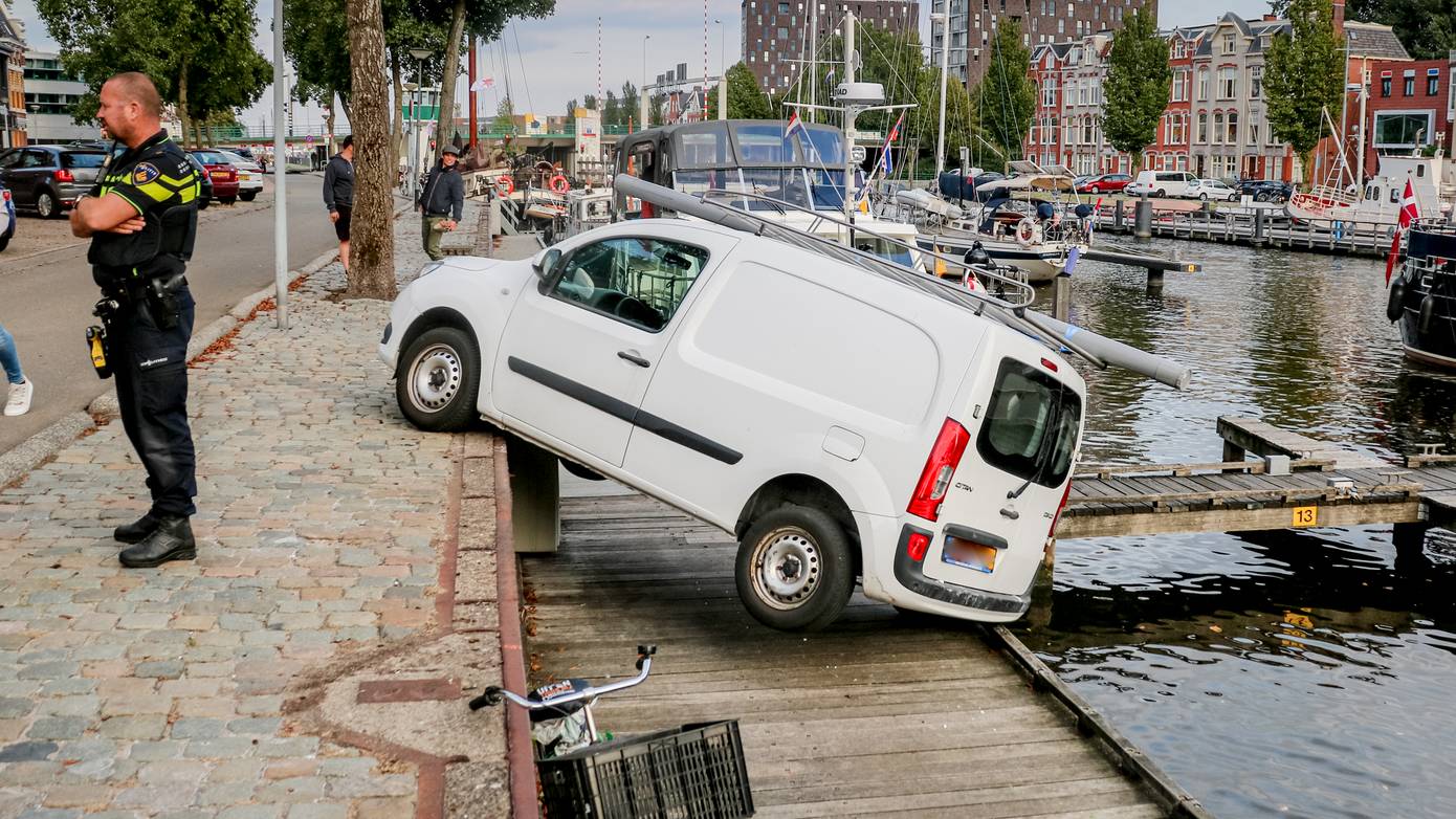 Bestelbus rolt bijna Oosterhaven in (Video)