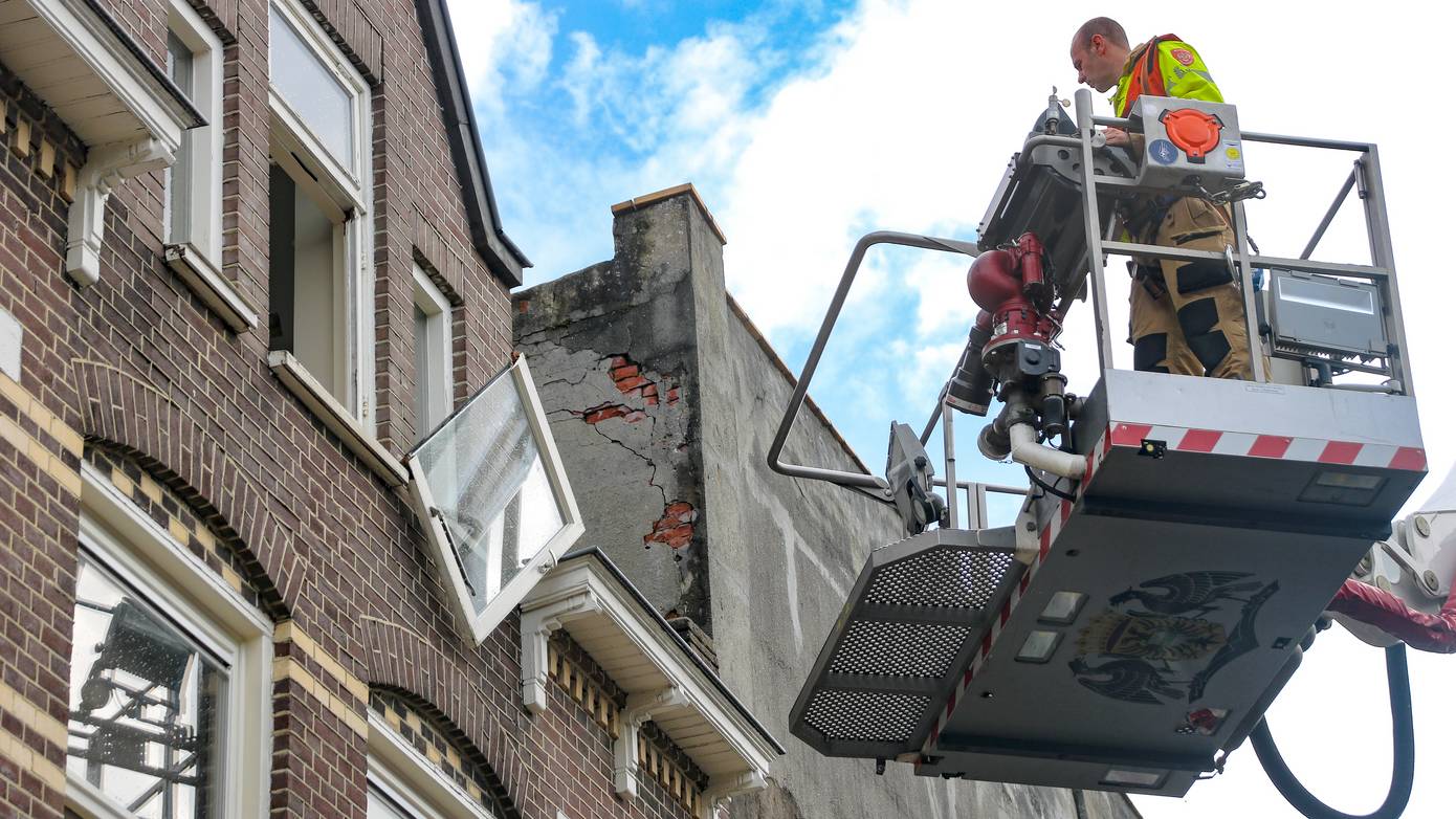 Brandweer verwijdert loshangende raamkozijn in Groningen