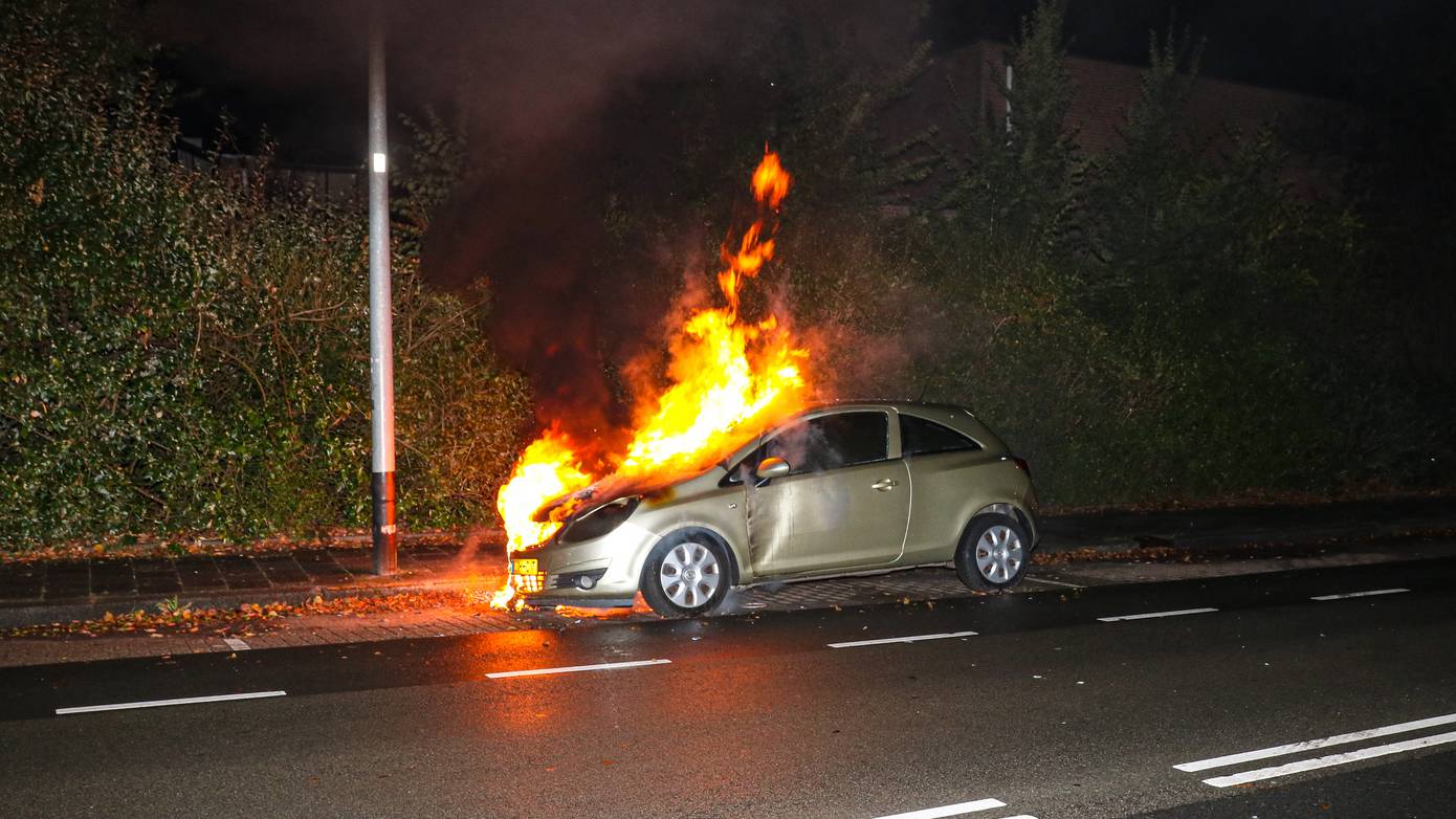 Auto verwoest door brand in Groningen (Video)