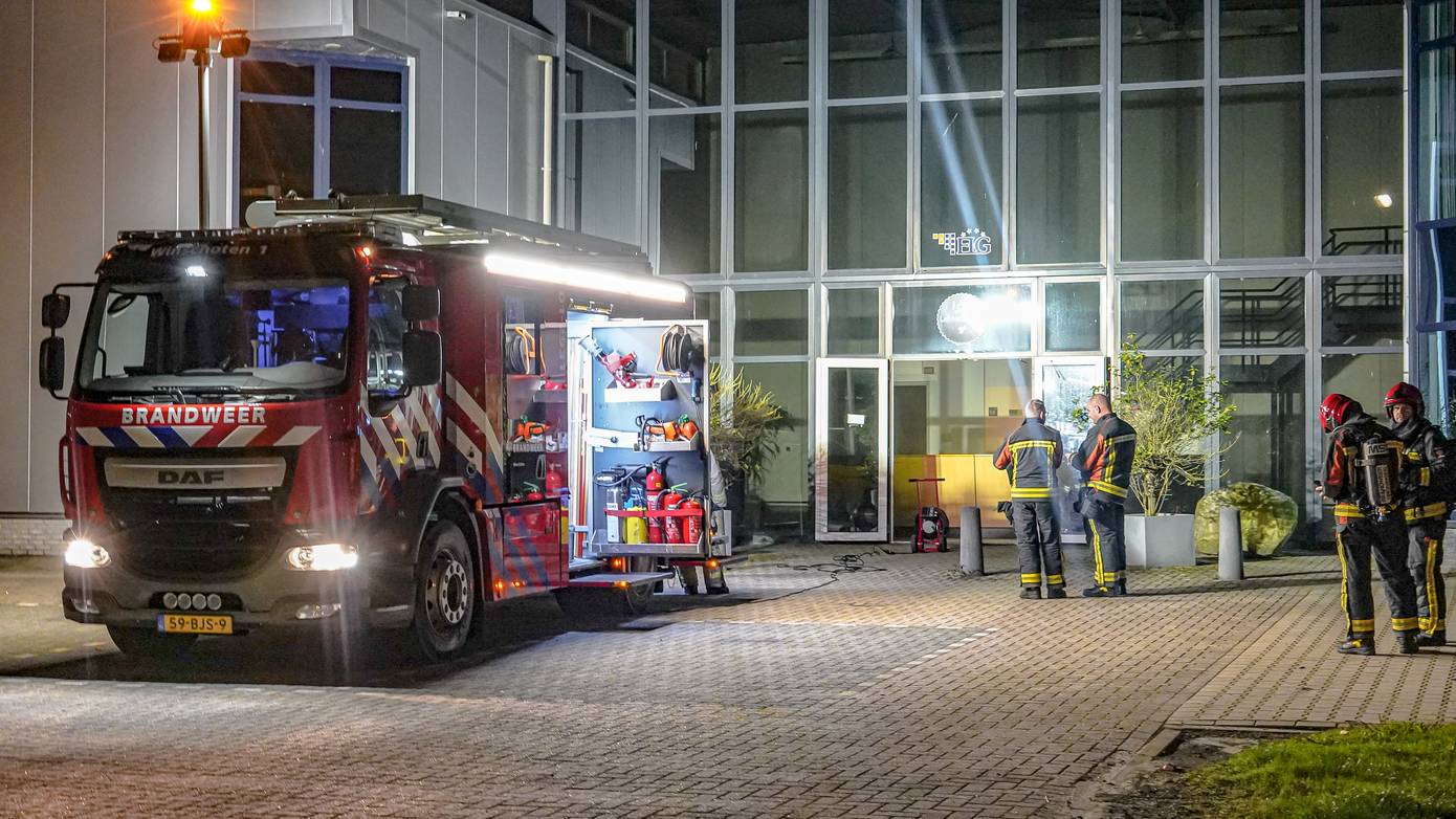 Veel rook na brand in meterkast van bedrijfspand in Winschoten (Video)
