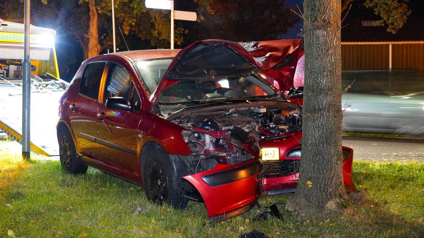 Automobilist botst frontaal tegen boom in Nieuwe Pekela; traumahelikopter ingezet