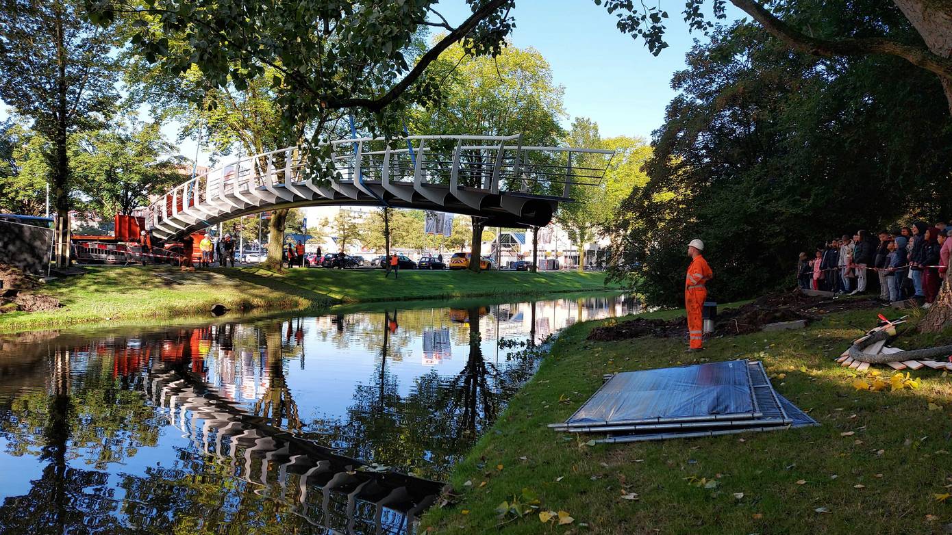 Kinderburgemeester Fatoumata opent voetgangersbrug in Paddepoel