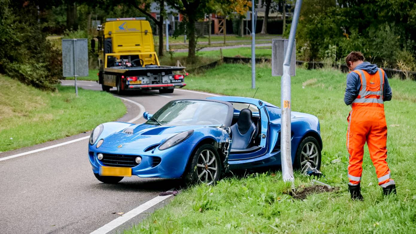 Sportwagen raakt van de weg en botst tegen lantaarnpaal (Video)