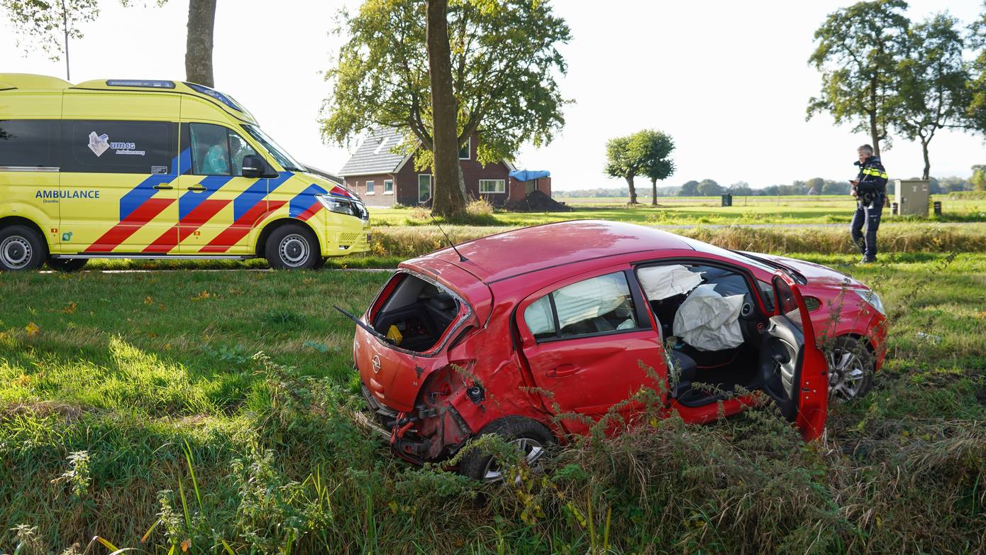 Automobilist botst tegen boom en belandt naast sloot bij Nieuw-Roden (Video)