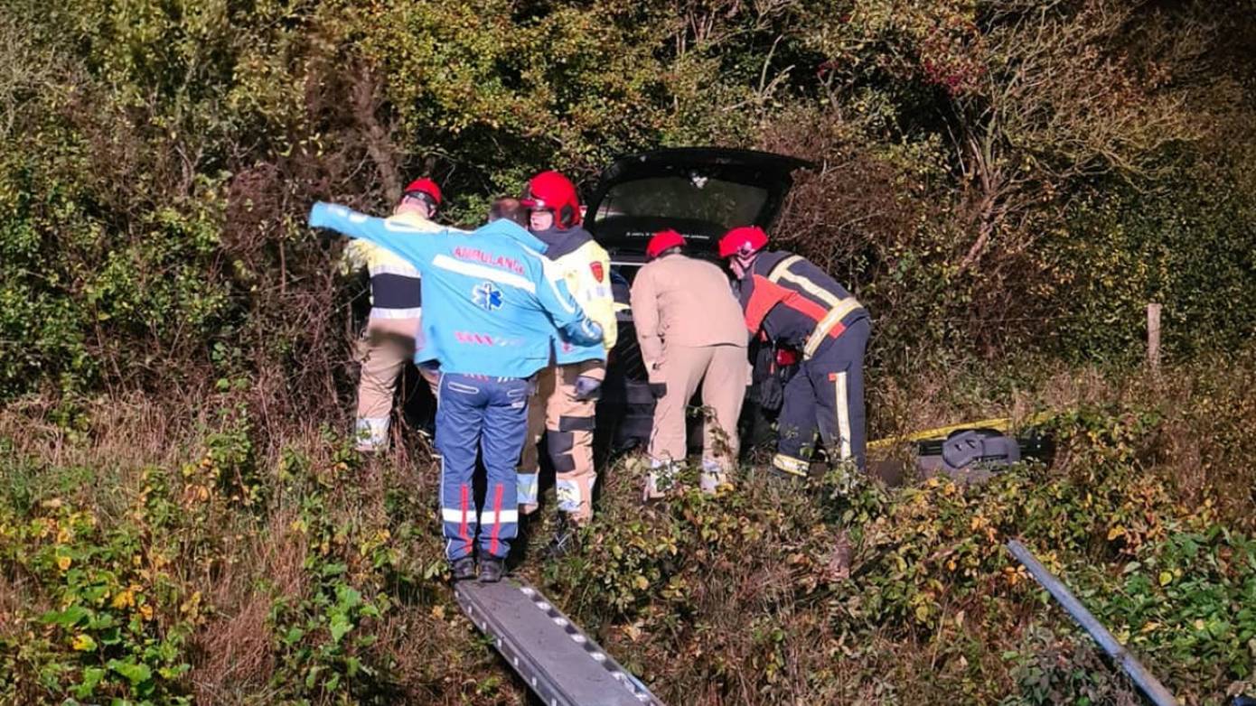 Automobilist rijdt rechtdoor op t-splitsing en belandt in de bosjes 