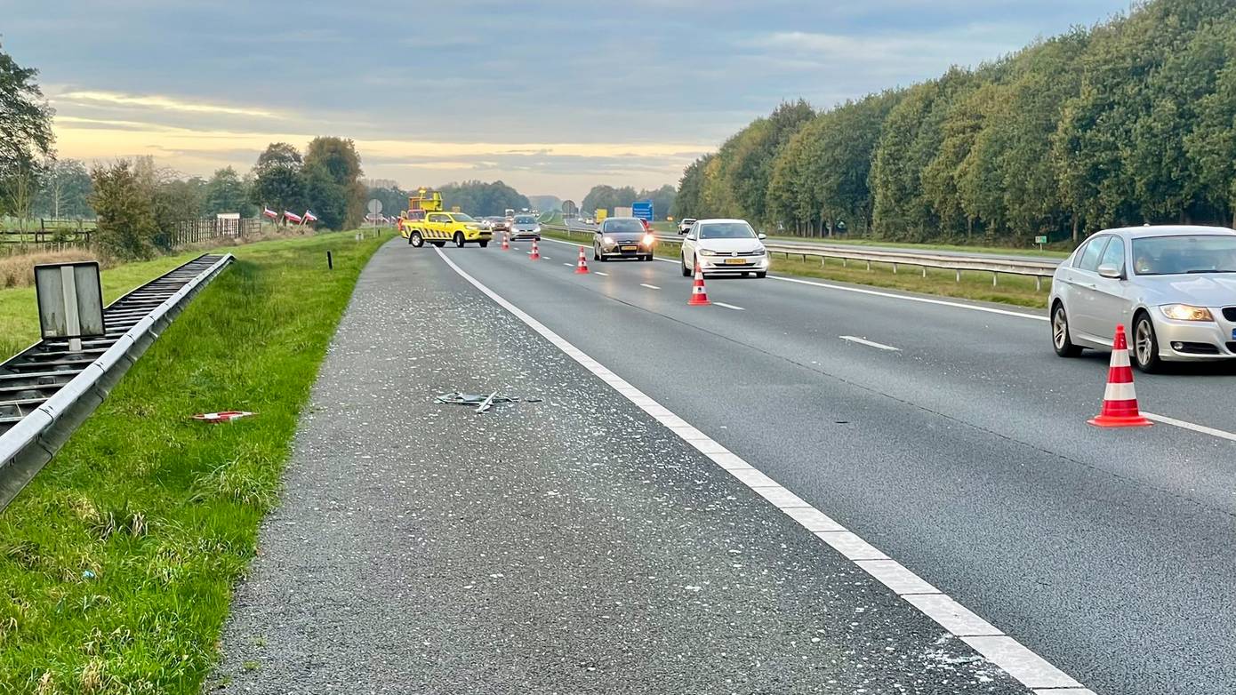 Snelweg A7 bij Leek bezaaid met glas 