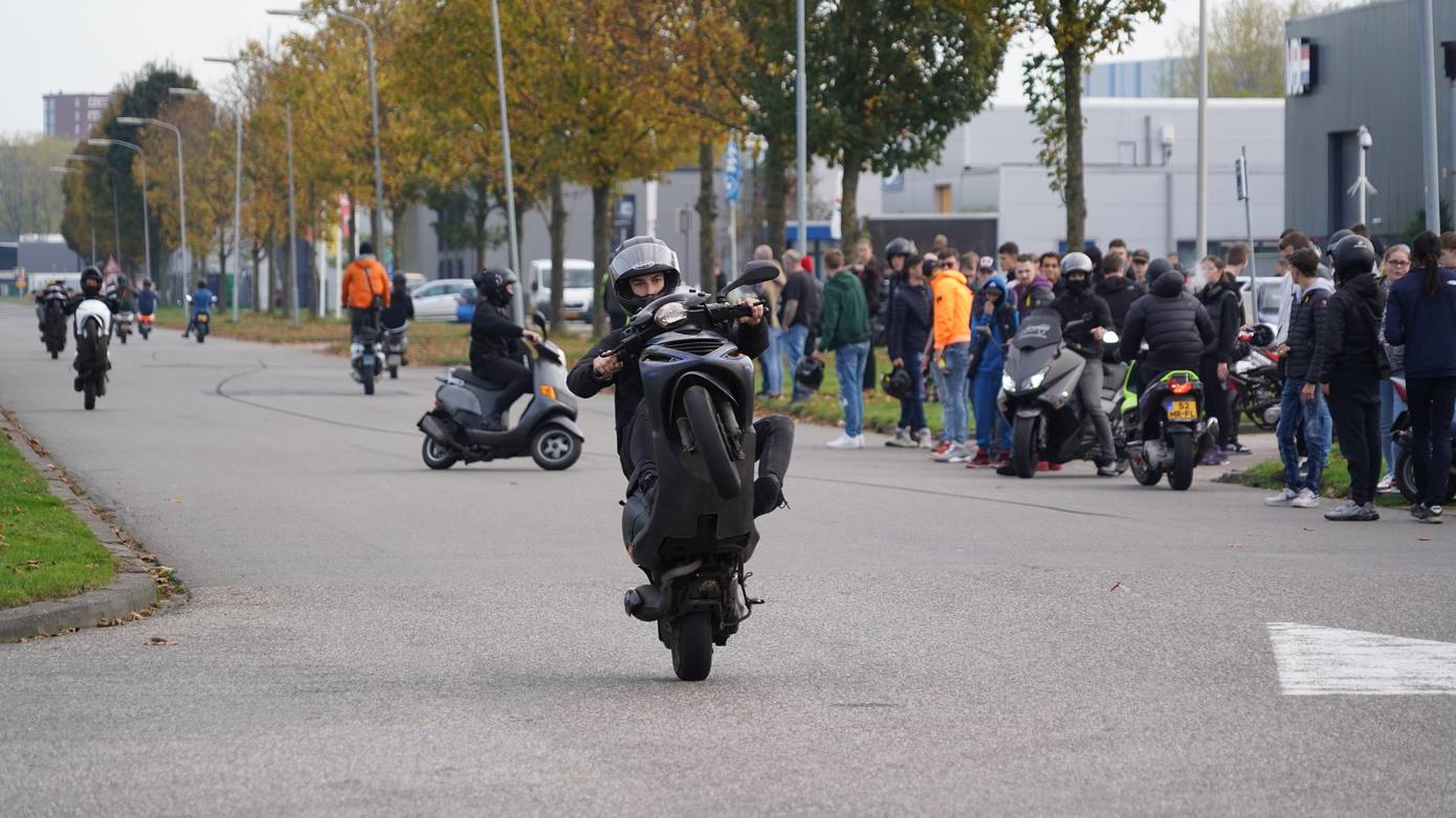 Politie beëindigt scootermeeting in Groningen: boetes en inbeslagname voertuigen