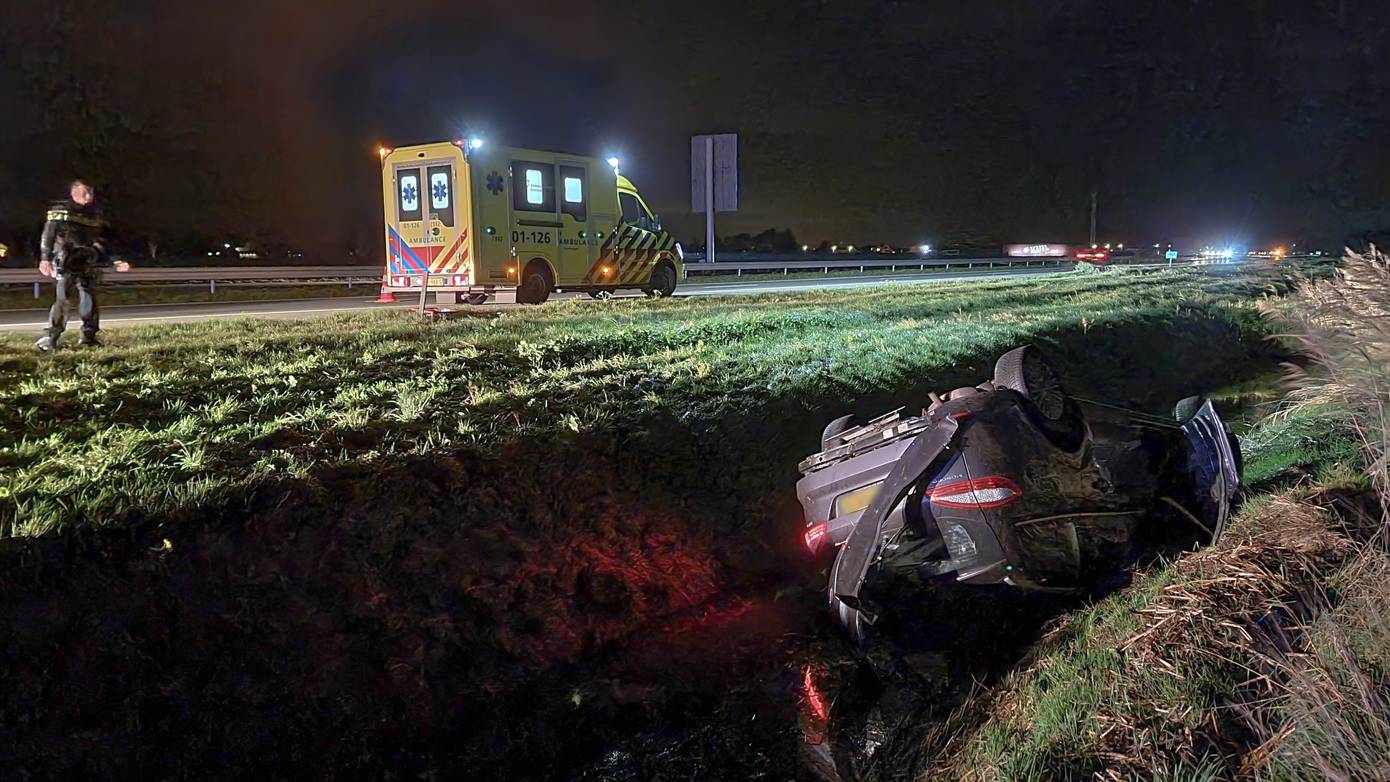 Auto belandt op de kop in sloot langs A7 