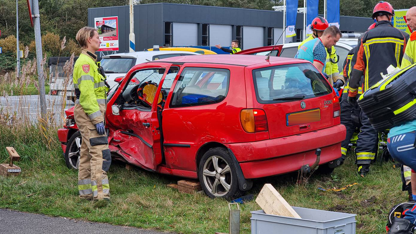 Brandweer bevrijdt automobilist uit voertuig na ongeval in Groningen