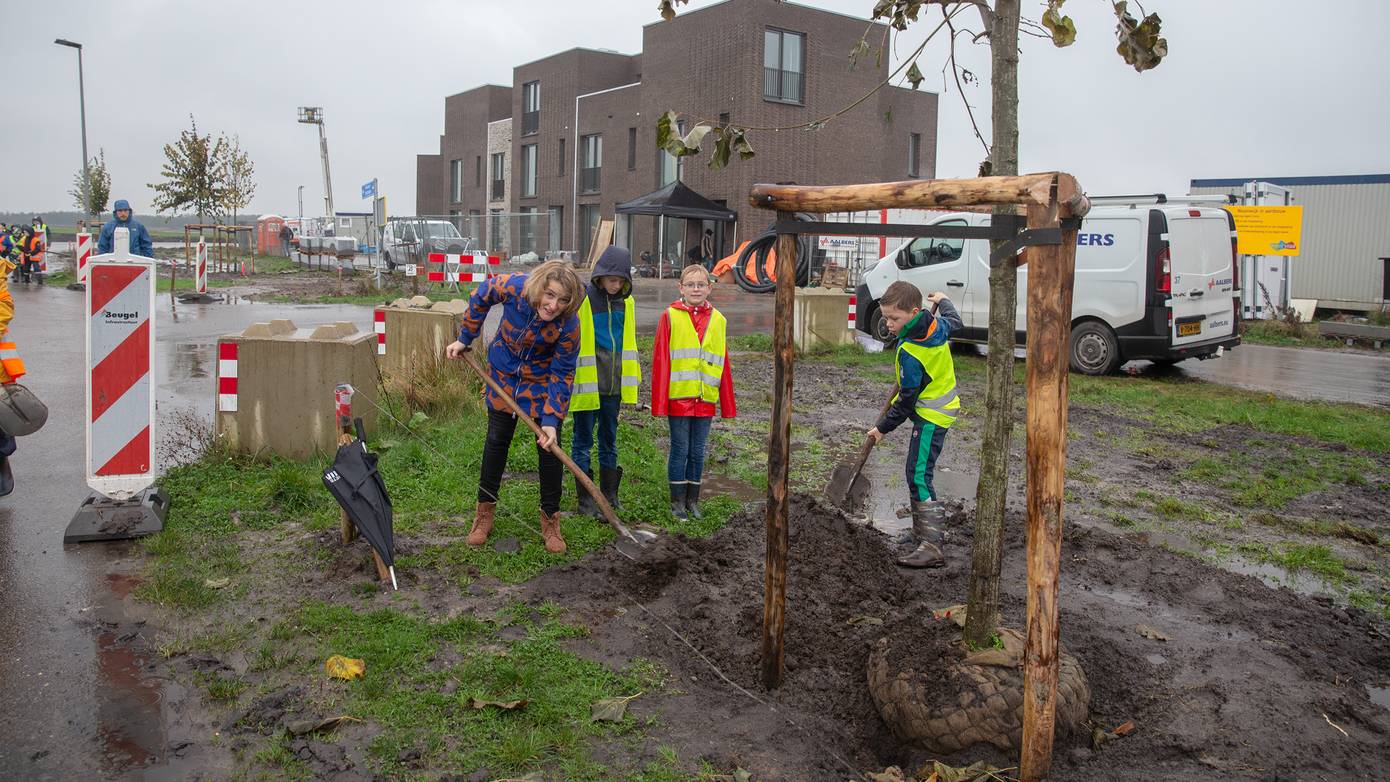 Wethouder Carine Bloemhoff viert Boomfeestdag met leerlingen van Samenwerkingsschool Meeroevers in Meerstad