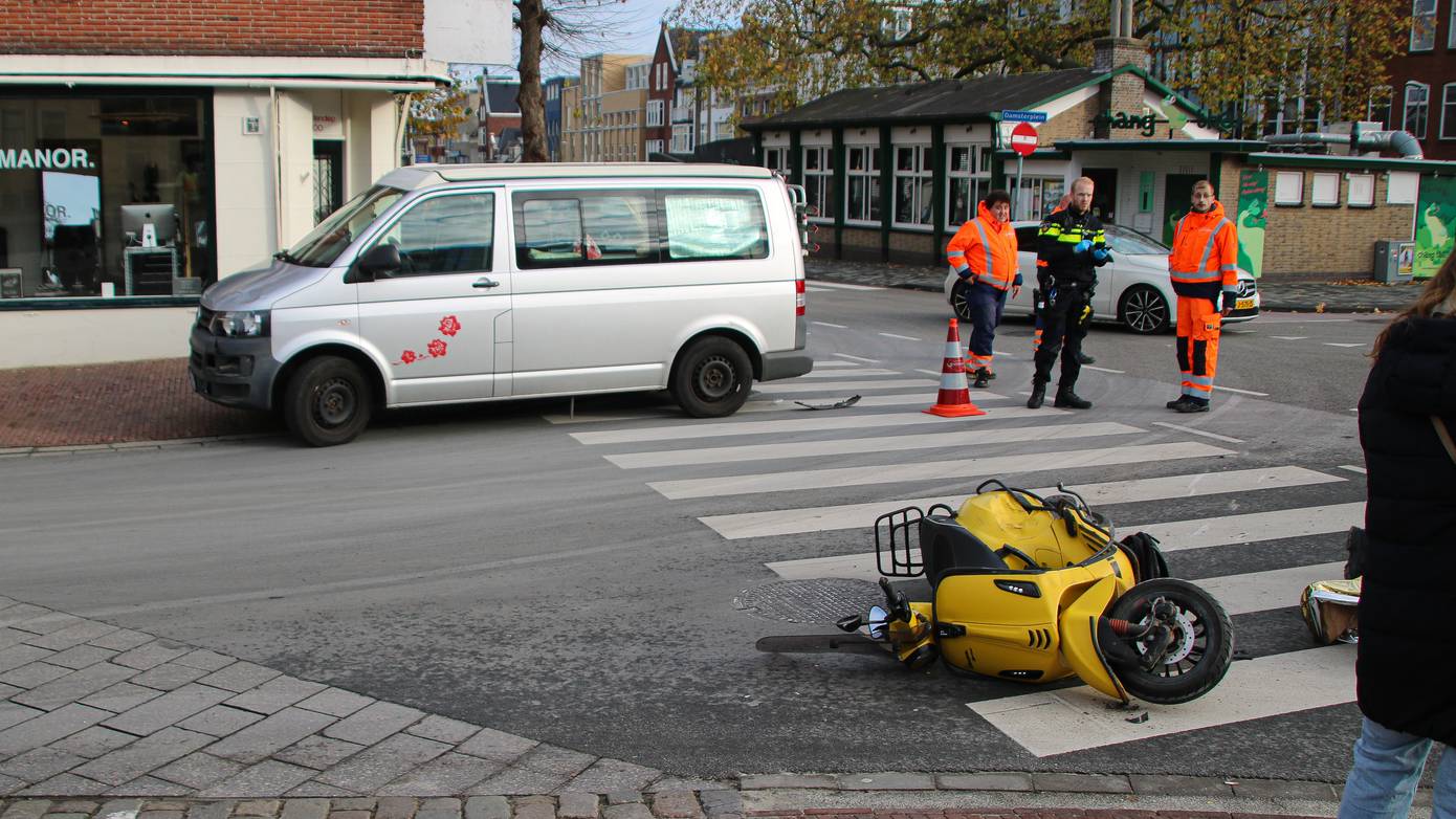 Forse botsing tussen scooterrijder en automobilist in Groningen