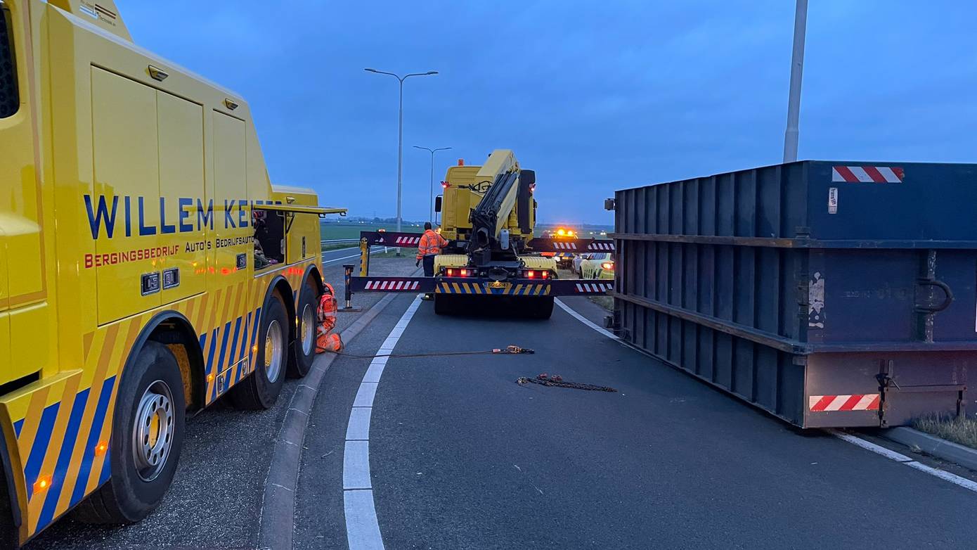 Vrachtwagenchauffeur verliest container op toerit snelweg A7