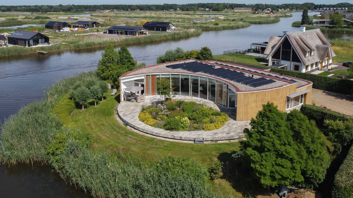 Te koop in Blauwestad: Energieneutraal design villa aan het water