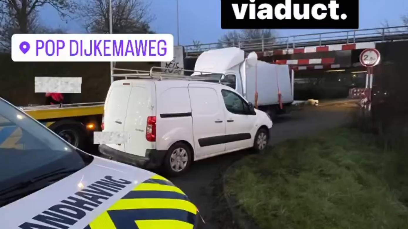 Opnieuw ramt een bedrijfswagen viaduct Pop Dijkemaweg in Groningen