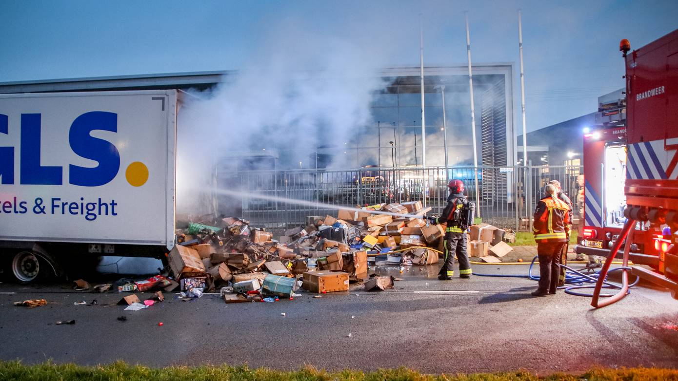 Meer dan 500 pakketten verwoest door brand in vrachtwagentrailer in Groningen