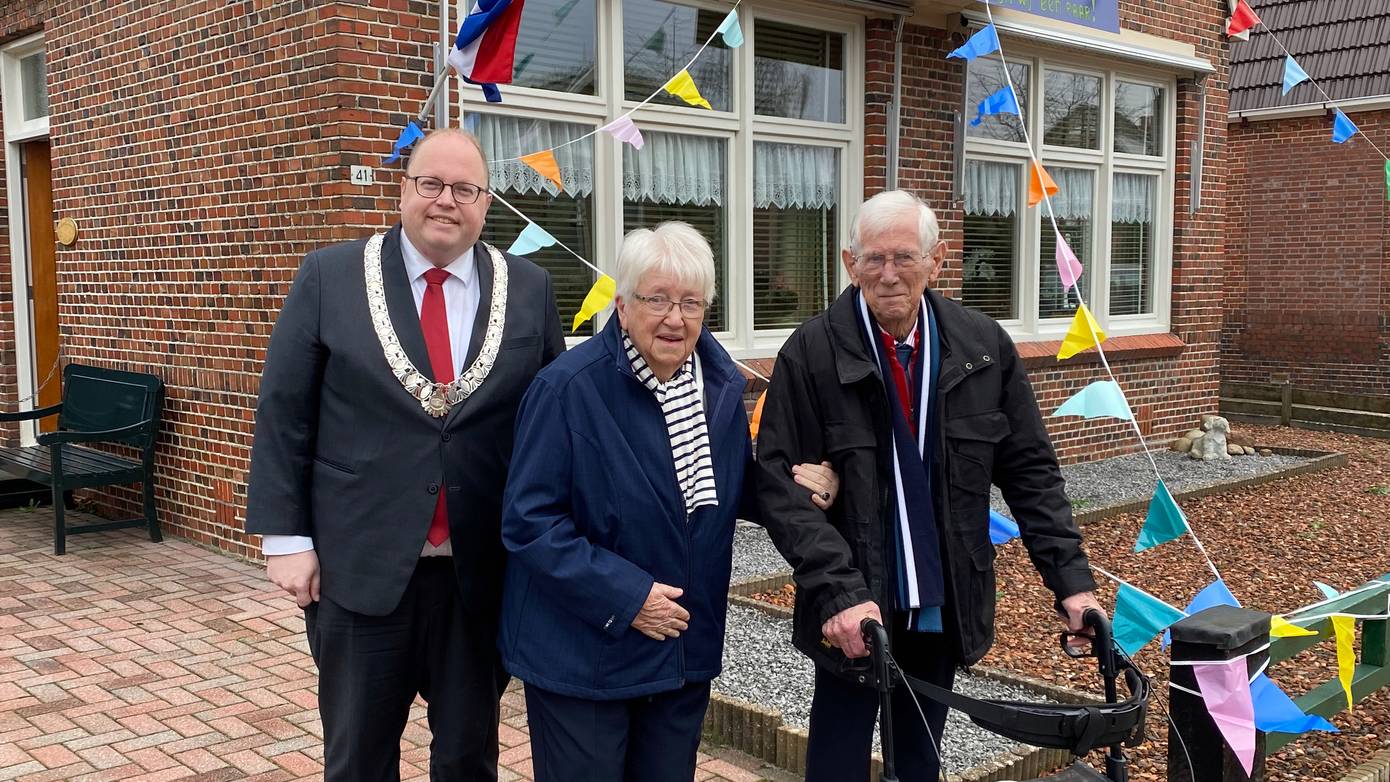 Burgemeester Eemsdelta feliciteert echtpaar Wiersma-Drent met 60 jaar huwelijk