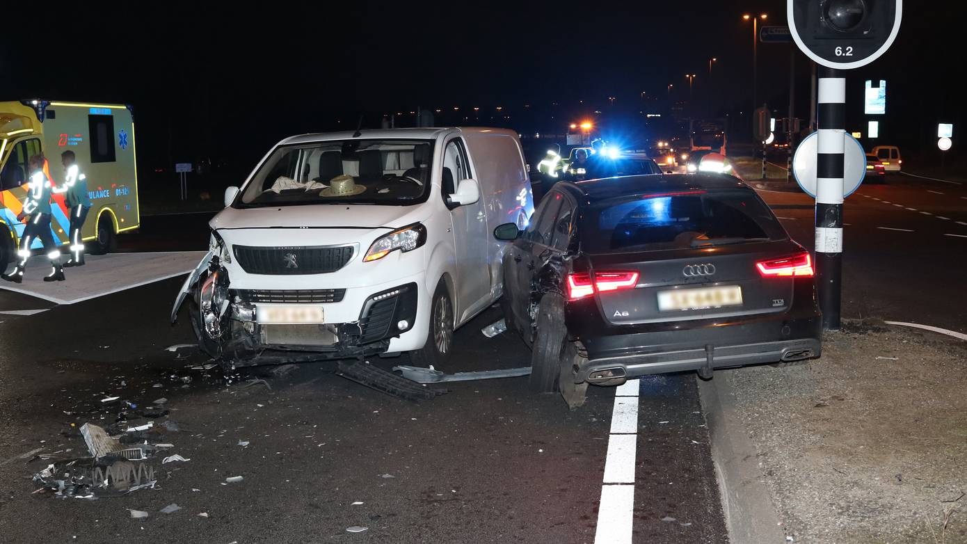 Forse schade bij botsing tussen twee auto’s Groningen