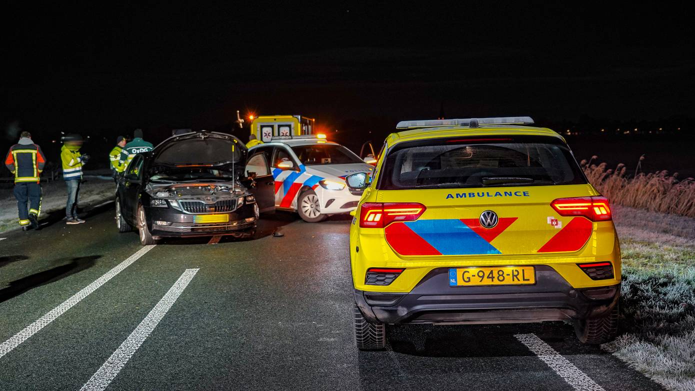 Meerdere ongevallen door gladheid N355 Noordhorn; Ambulance en politie auto geramd (Video)