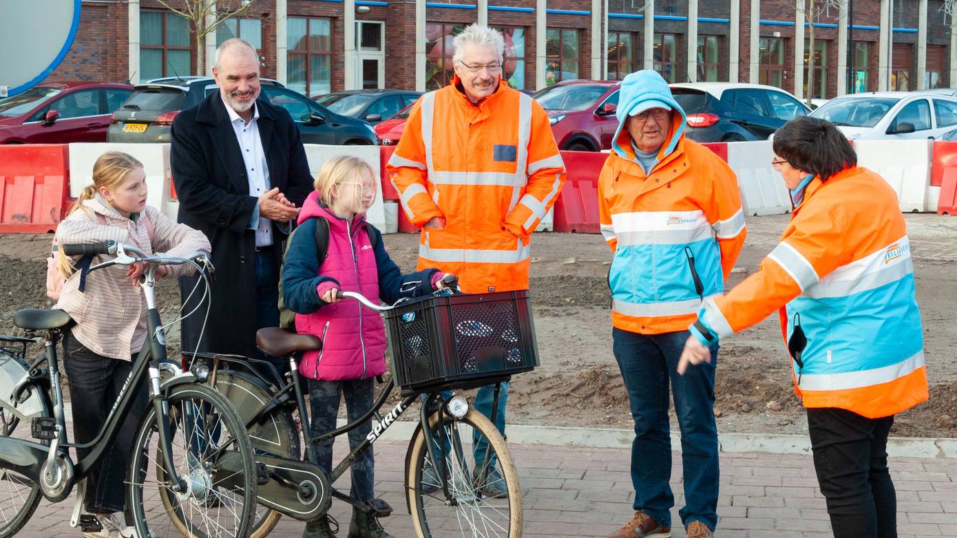 Nieuwe rotonde op kruispunt Olingermeeden en Woldweg in Appingedam in gebruik