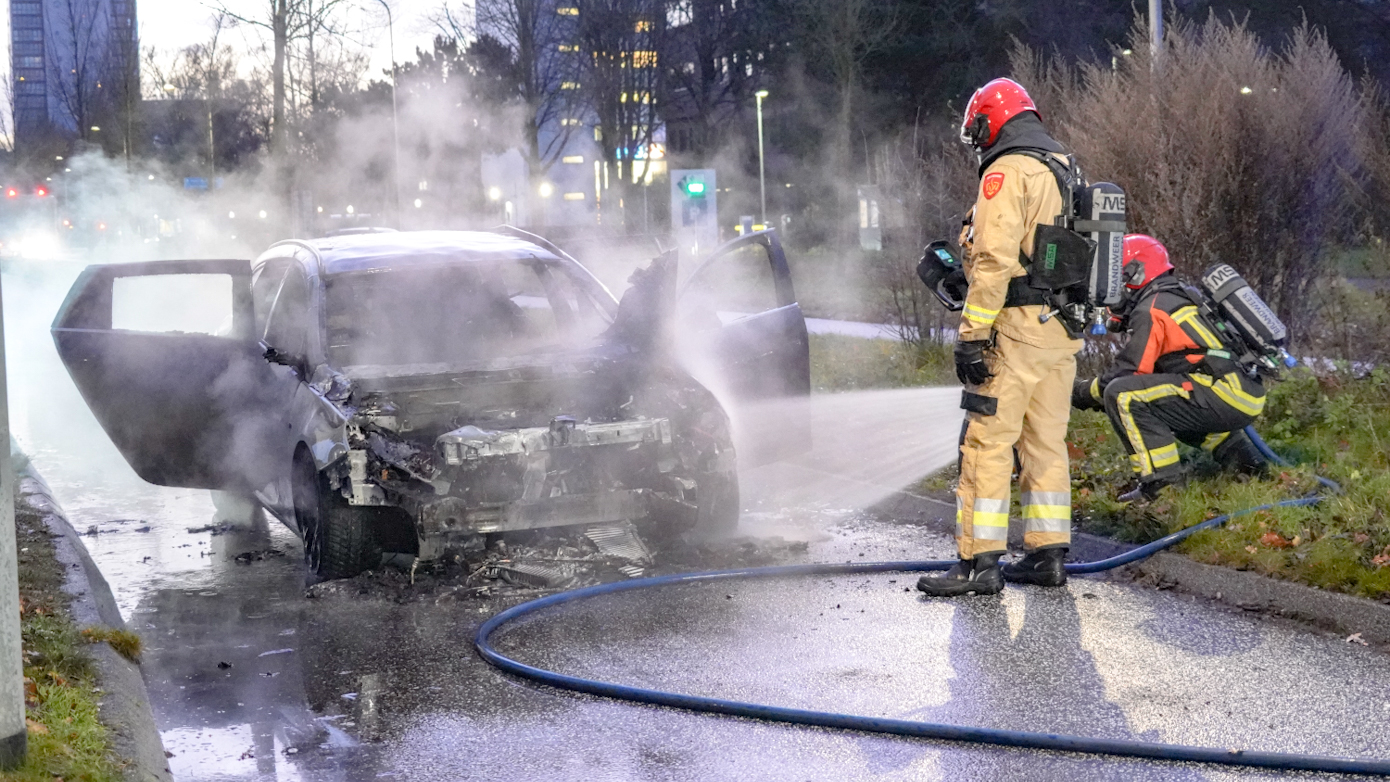 Auto vat vlam tijdens het rijden; volledig verwoest