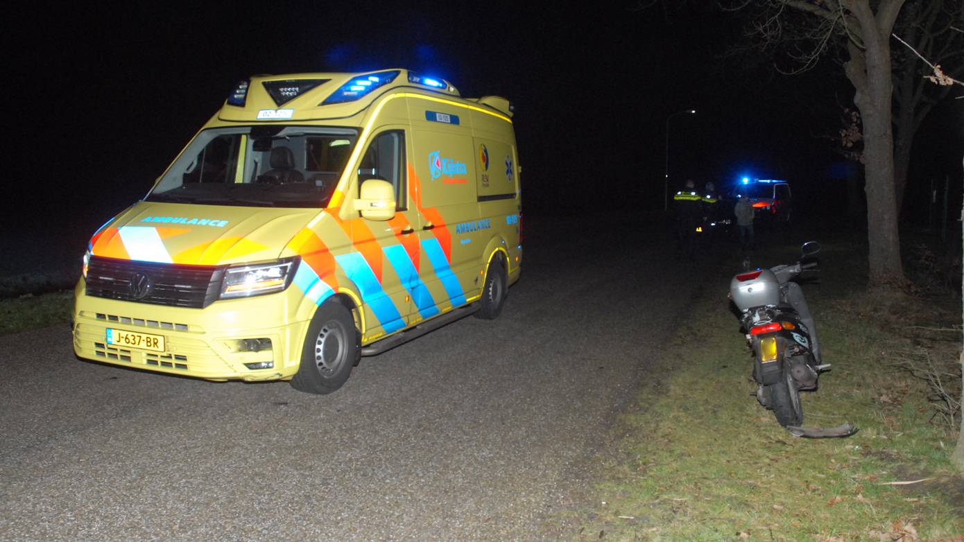 Traumahelikopter gealarmeerd voor scooterongeval in Marum