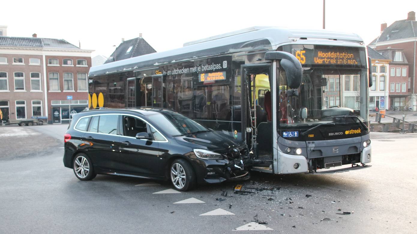 Twee gewonden bij aanrijding tussen auto en lijnbus