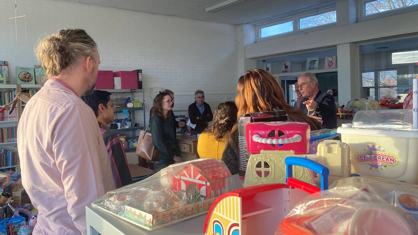 Gemeenteraad Midden-Groningen bekijkt situatie Speelgoedbank Amalia met eigen ogen