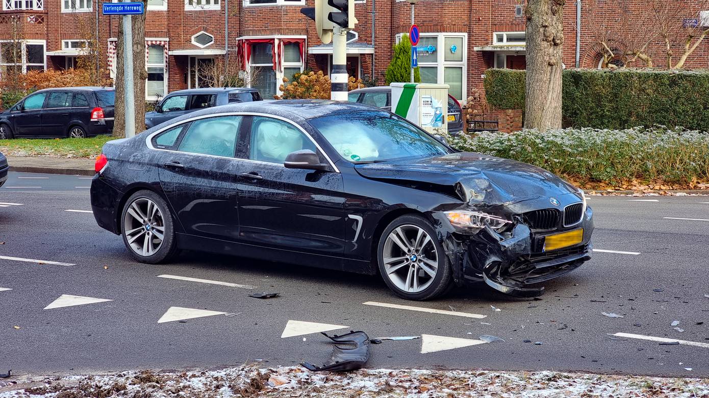 Flinke schade na ongeval tussen twee auto's in Groningen