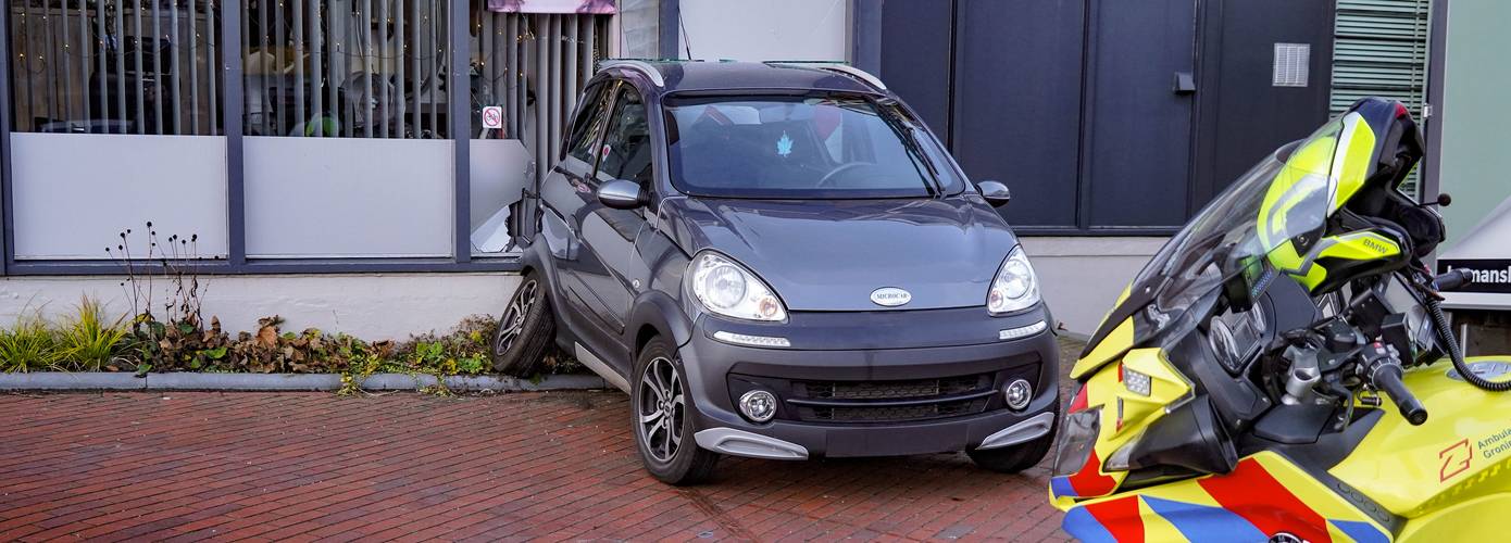 Brommobiel botst tegen gevel van kapperszaak in Haren