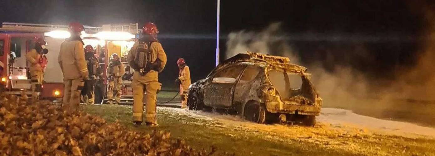 Auto volledig uitgebrand in Marum 