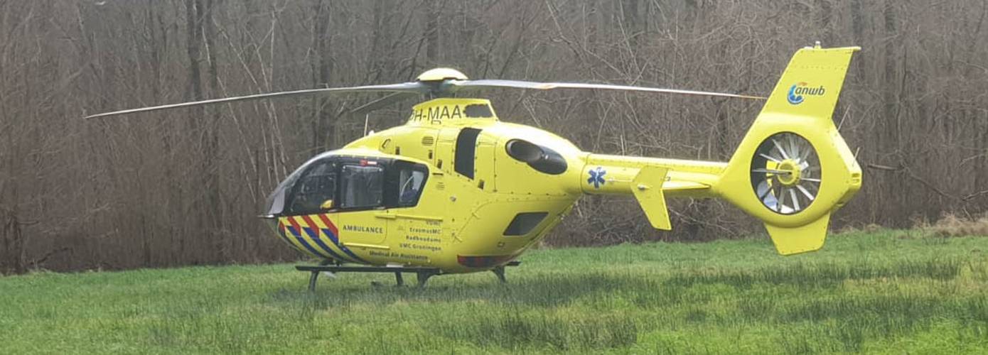 Traumahelikopter landt in Heiligerlee voor assistentie ambulance